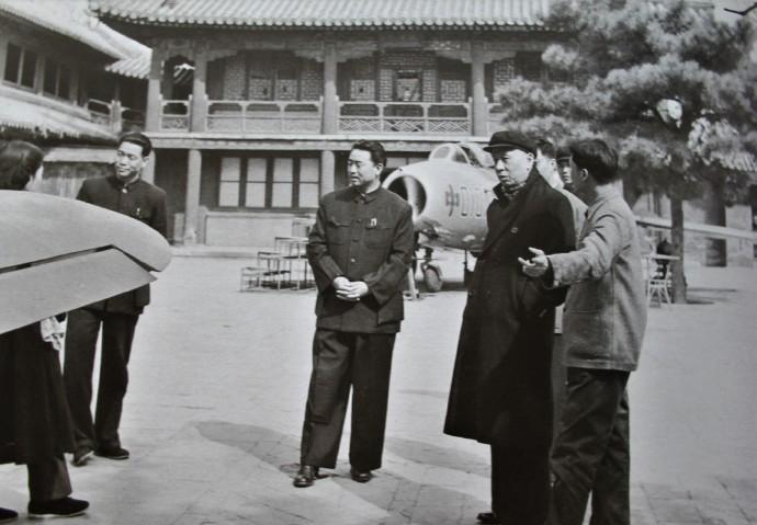 1958年4月4日，刘少奇同志在中南海瀛台参观我国自制喷气式飞机展览#新锐创作者