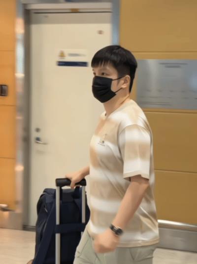 咚咚到澳门了
乒超第二阶段澳门，
咚咚到澳门了，看机场视频，
安踏代言人一身都是