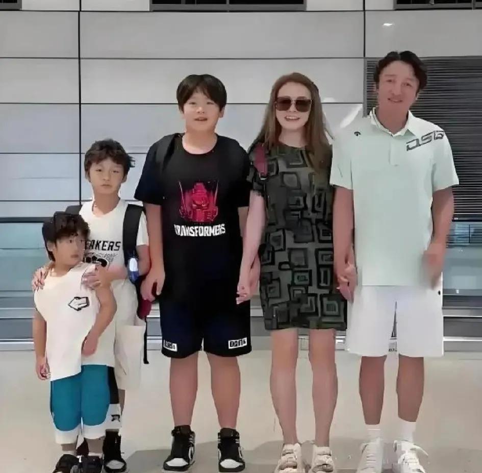冉莹颖的心理可以理解
可邹市明身高162
冉莹颖身高165
俩人身高都没有超过1