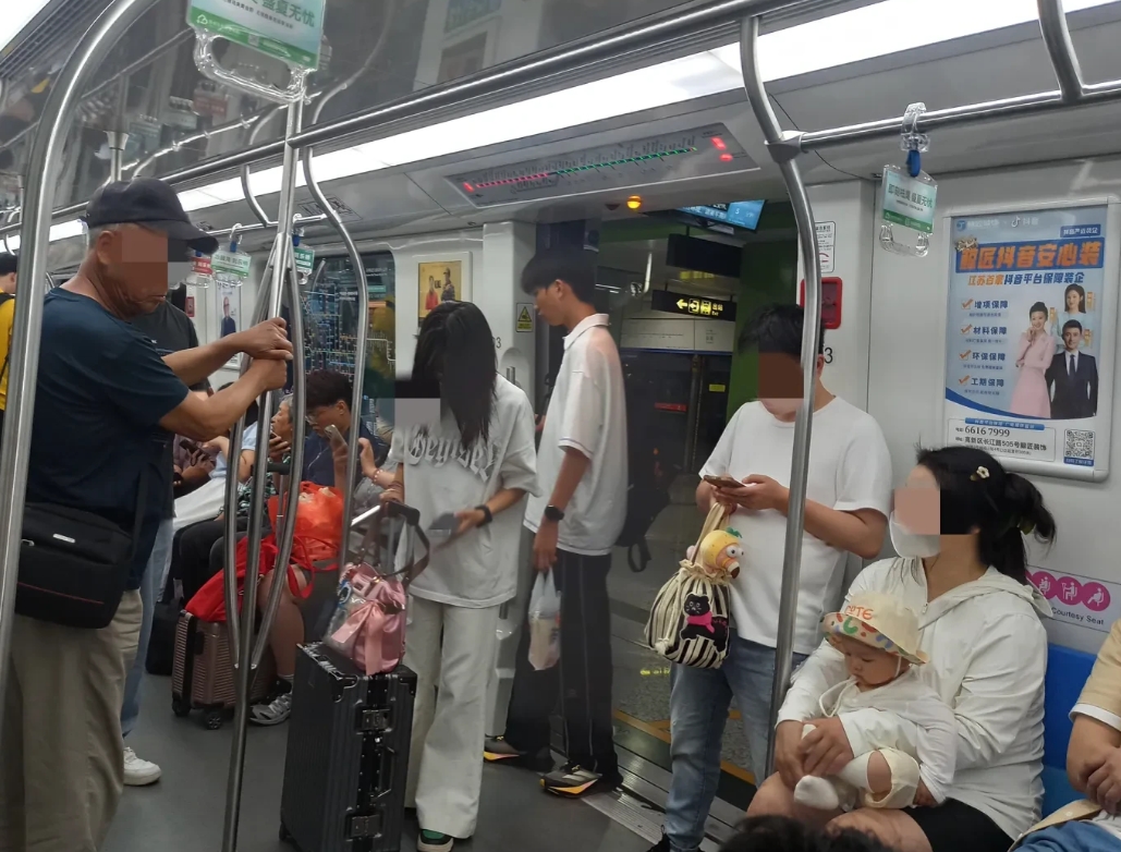 占用地铁“爱心专座”的依然大有人在，而主动让座的却少之又少。

抱小孩的坐在了应