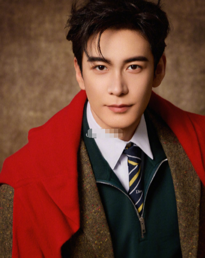 看他穿军装的样子，那种凌厉又端正的气质太突出了。陈星旭的脸部轮廓就像精心雕刻过，