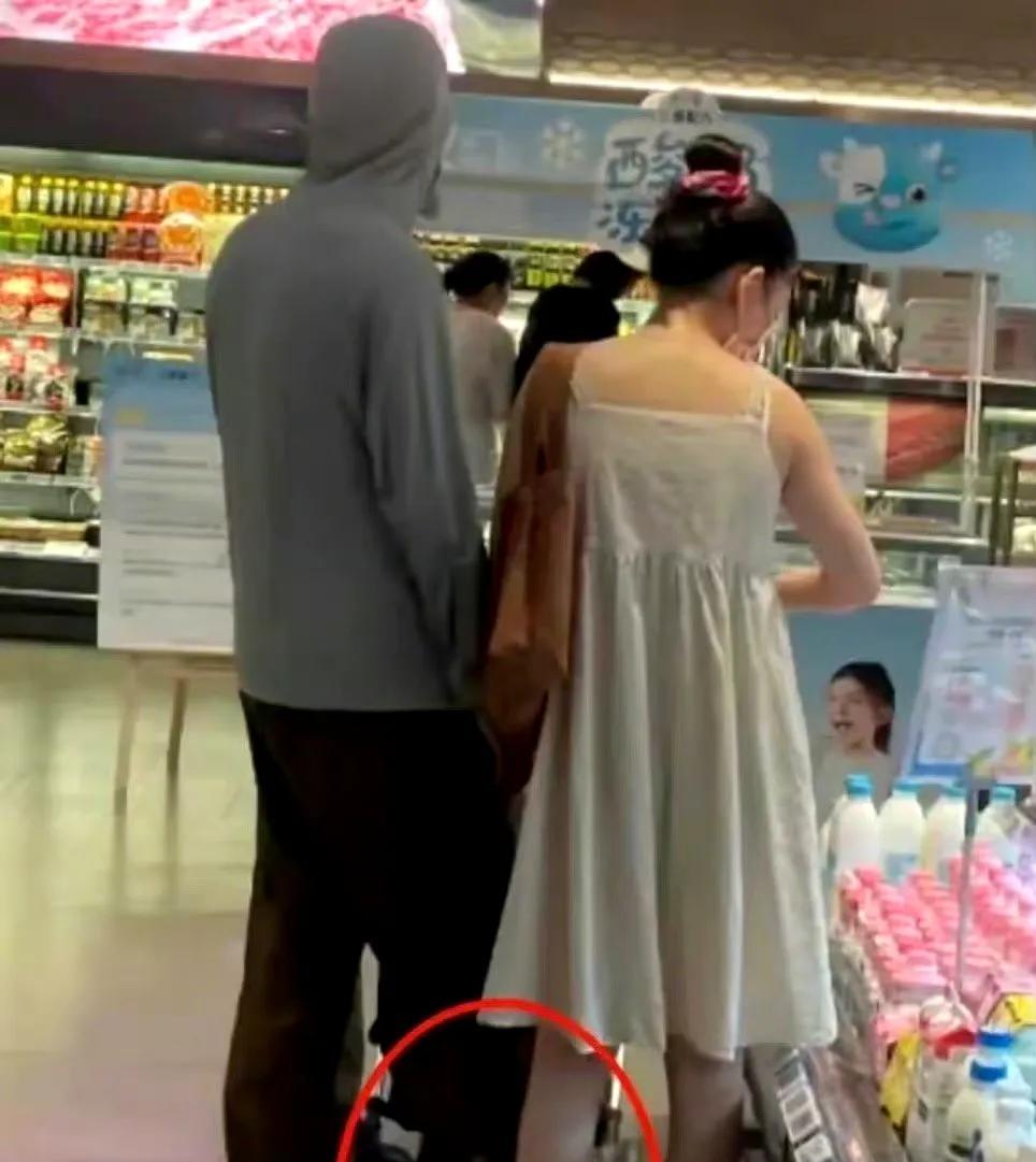 近日，有网友偶遇吴倩和前夫张雨剑一起带女儿逛超市购物，当天吴倩穿着清凉，一条白色