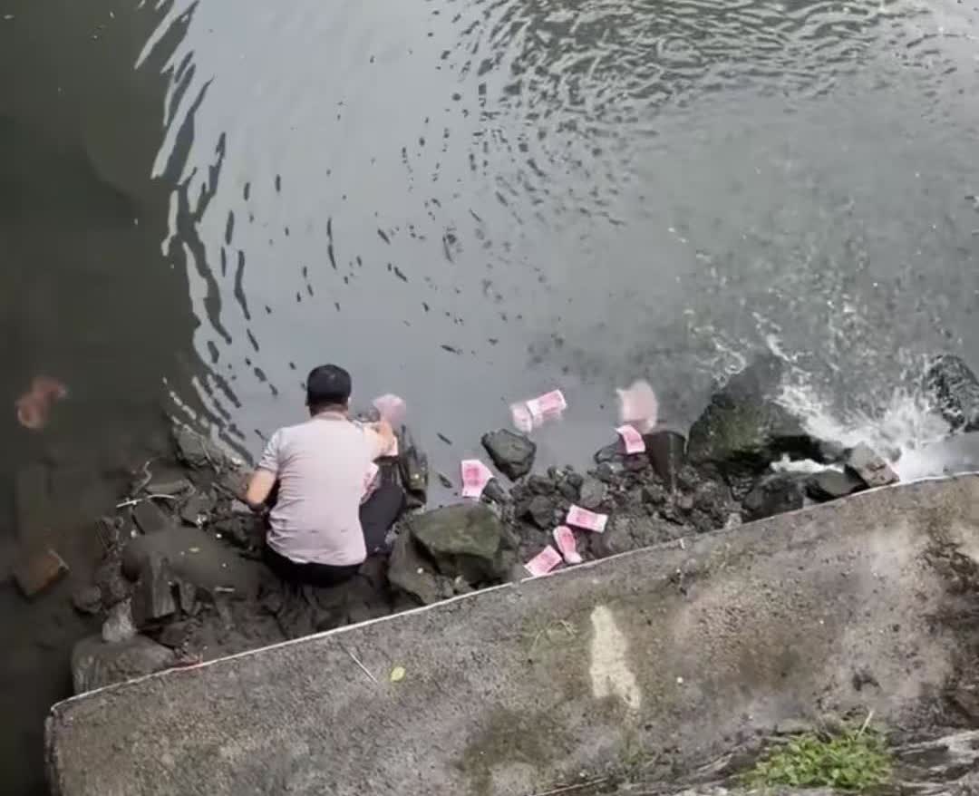 天底下还有这大好事！深圳一男子发现河里大量百元大钞，由于太多，男子还得用塑料袋装