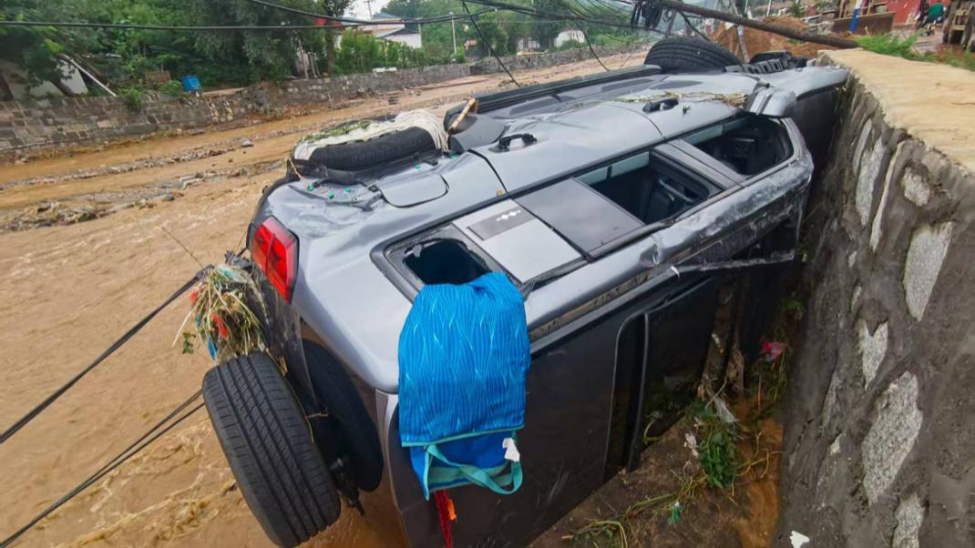 方程豹奖励见义勇为车主 越野新王硬核安全筑起生命防线