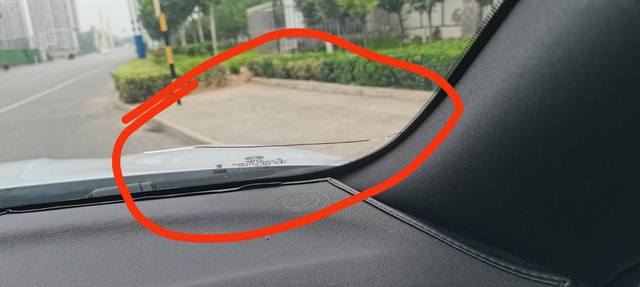 刚买新车不到两个月跑高速中招
让石子砸中了，裂痕二十公分