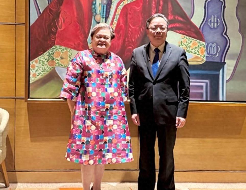 9月19日，中国驻菲律宾大使黄溪连辞去了驻菲律宾大使的工作，并且意味深长的留下了