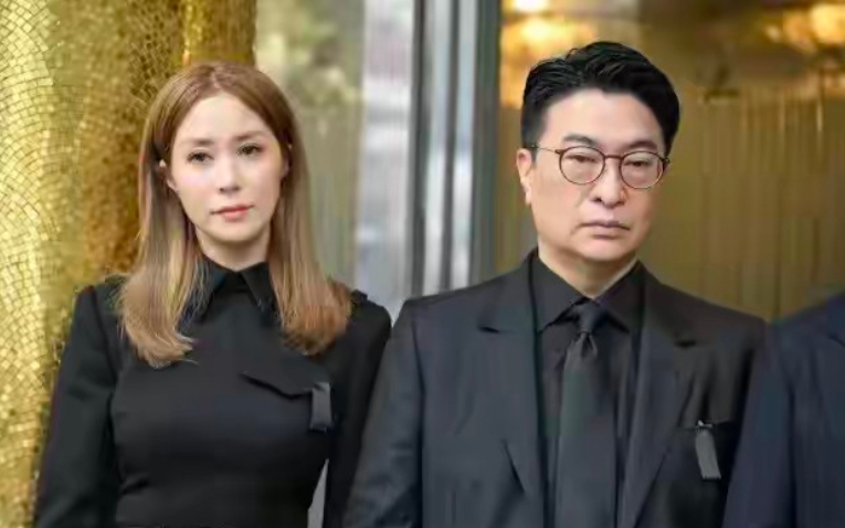 徐子淇五官全变了[捂脸][捂脸]
家公的公祭日，徐子淇终于脱了口罩，完全像变了一