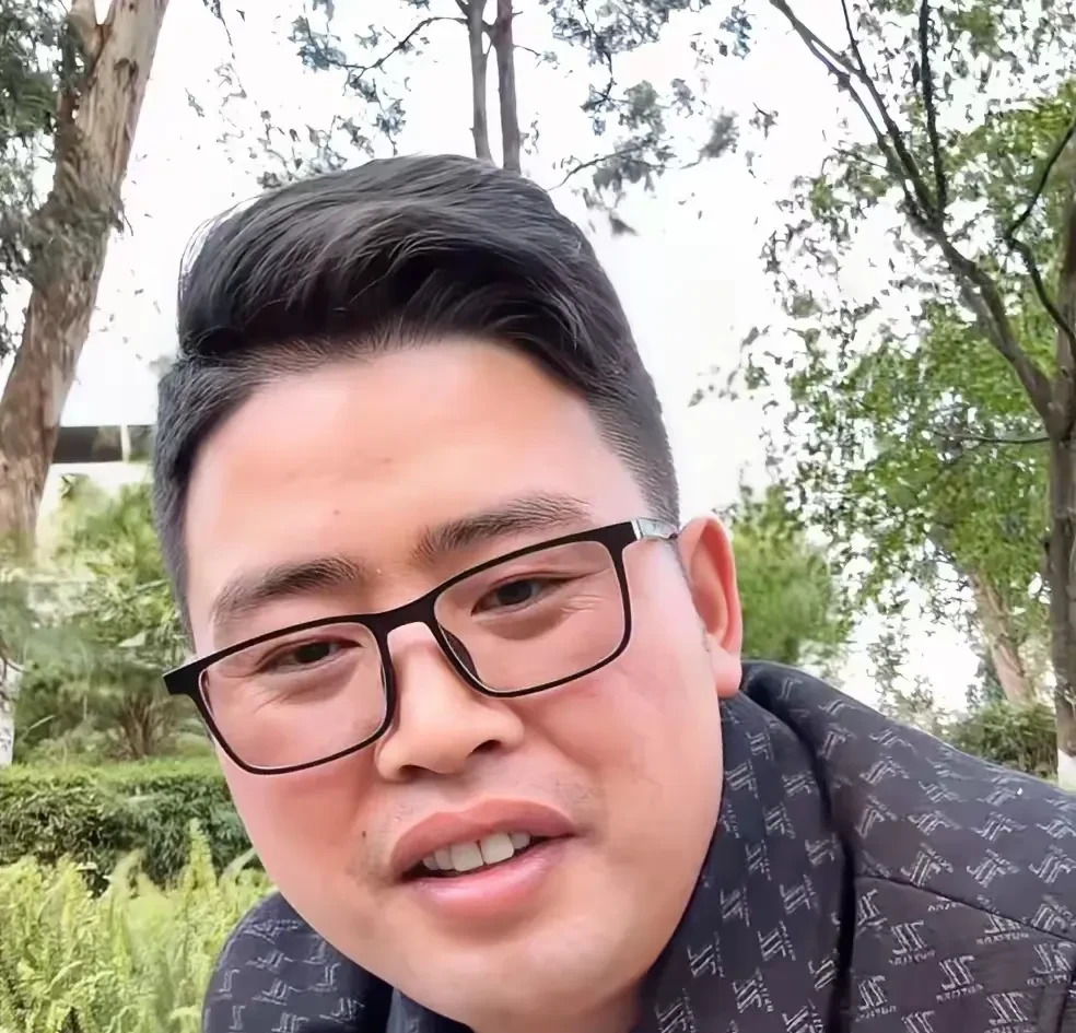 老鹅自曝被小月亮骗婚











我的天哪！这瓜也太大了！老鹅和小月亮