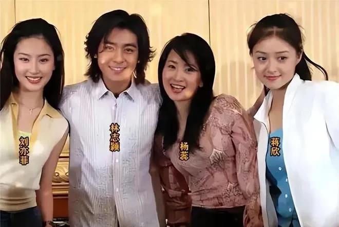 这张明星合照，是电视剧《天空八部》的几位主演的合照，照片里的三位女主都好美好美，