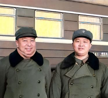 这是华老与自己最为信任的秘书在一起。曹万贵担任华老的秘书长达四十二年。1968年