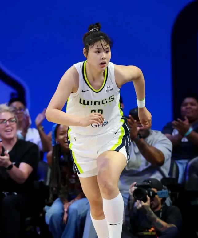 北京时间今天上午，WNBA达拉斯飞翼Vs强大的西雅图风暴，李月汝“反戈”老东家！
