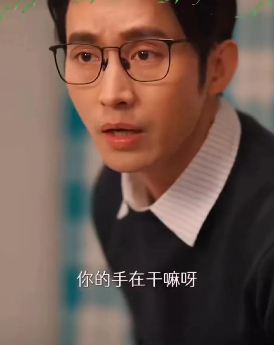 在剧中王道铁也有这么搞笑的时候，女主在摇床，怕别人说他们没动静，摇了几下嫌累，男