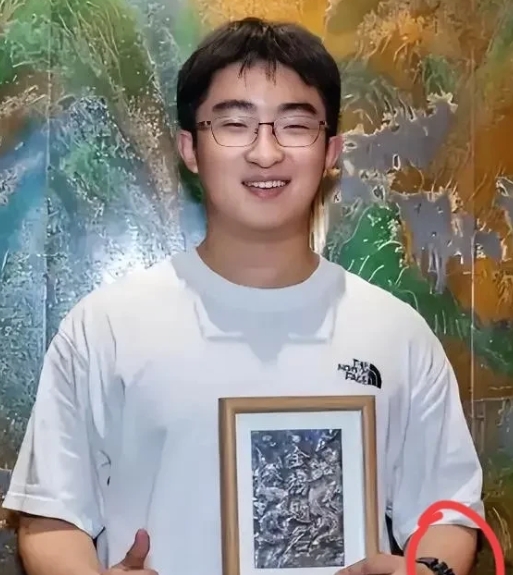 看完“迈巴赫少爷”的消息，
才发现，
迈巴赫在他们家，是最不值钱的东西

朱也天