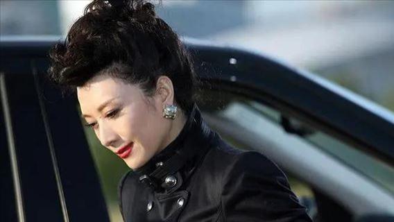 陪睡上位、权色交易，她压根不沾边，简直是娱乐圈的一股“清流”