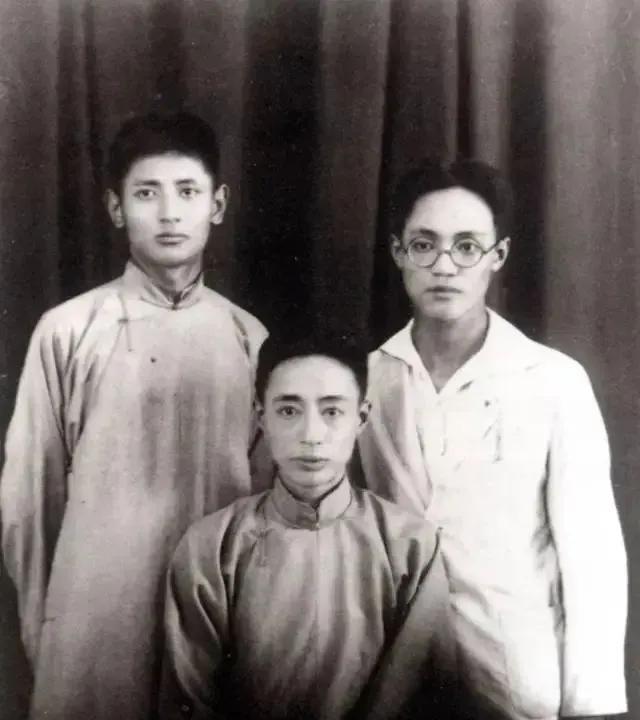 巴金出生于封建官僚家庭，他的姊妹情况如下：
- 李琼如：是巴金的妹妹。关于她的具
