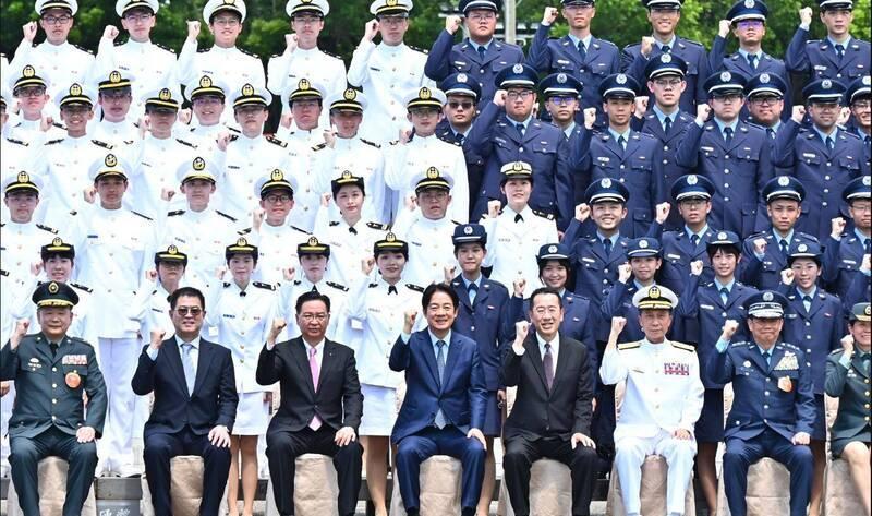 【赖清德煽动军校毕业生“反共、反渗透、反并吞”】在今天举行的台“三军八院校”的联