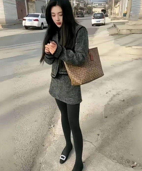 这种相亲对象没个三十万彩礼拿不下吧？
