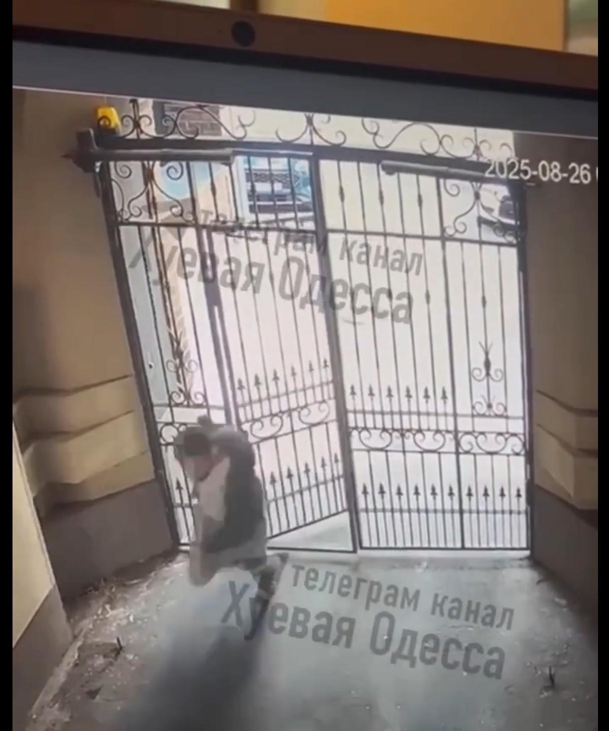 就这样的脑子，居然还能待在征兵办抓壮丁。
三个乌克兰征兵办的人员，在抓捕一个壮丁
