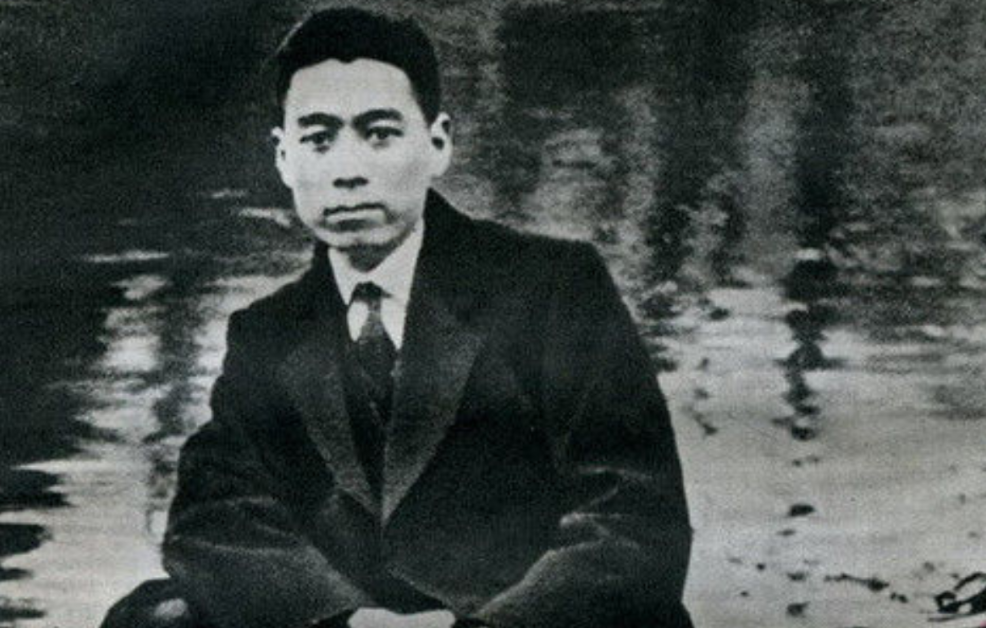 1927年，周总理意外被捕，没成想审讯人员见到周总理后，竟趁人不注意，低声对周总