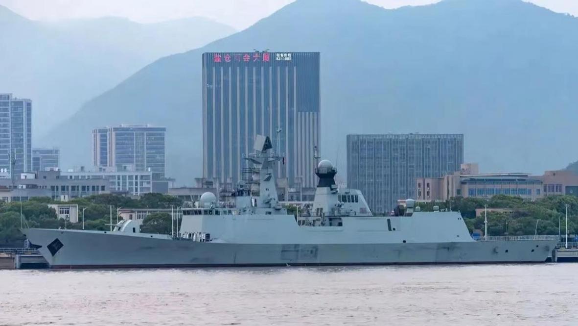 最新054A护卫舰大变样，标配直-20反潜机，100毫米“馒头炮”亮相