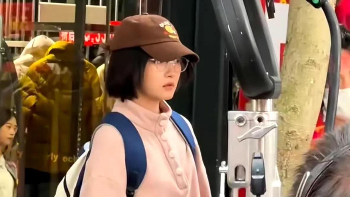 关晓彤这是在拍戏吗？感觉她一直在演学生时代，一点新鲜感都没有