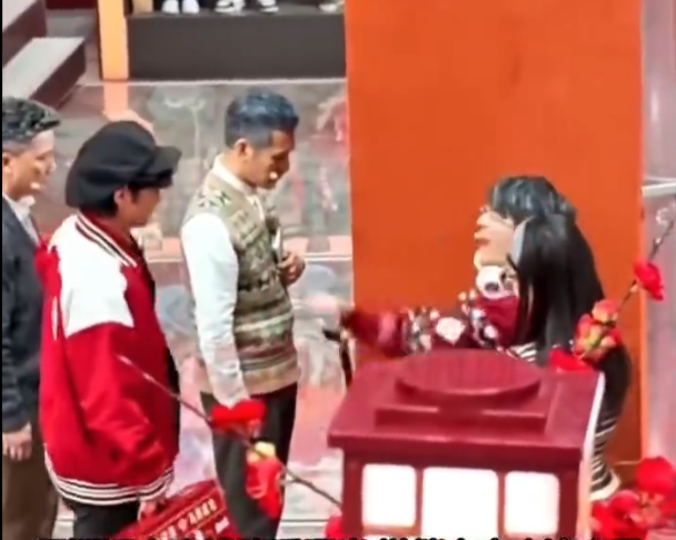 这是什么梦幻联动！一个天籁嗓音，一个自带笑点，俩人同框演小品，笑点密度直接拉满，