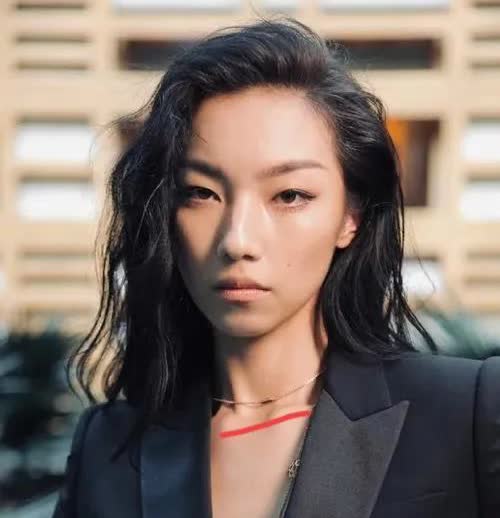 那尔那茜外公火了！
其实大家不用去猜测了，
是的，她外公是很厉害的人物。
