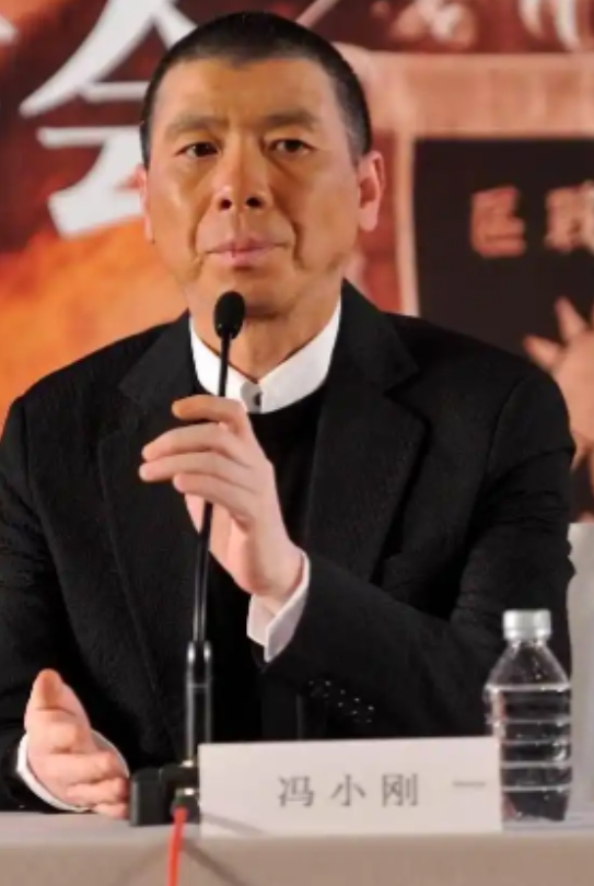 当年，冯小刚开着300万的豪车，回老家看望瘫痪多年的母亲，已经照顾母亲16年的姐