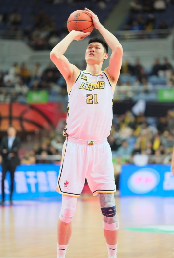 中国男篮80年、90后、00后、10后知名中锋谁更早具备一定的三分球投射能力: