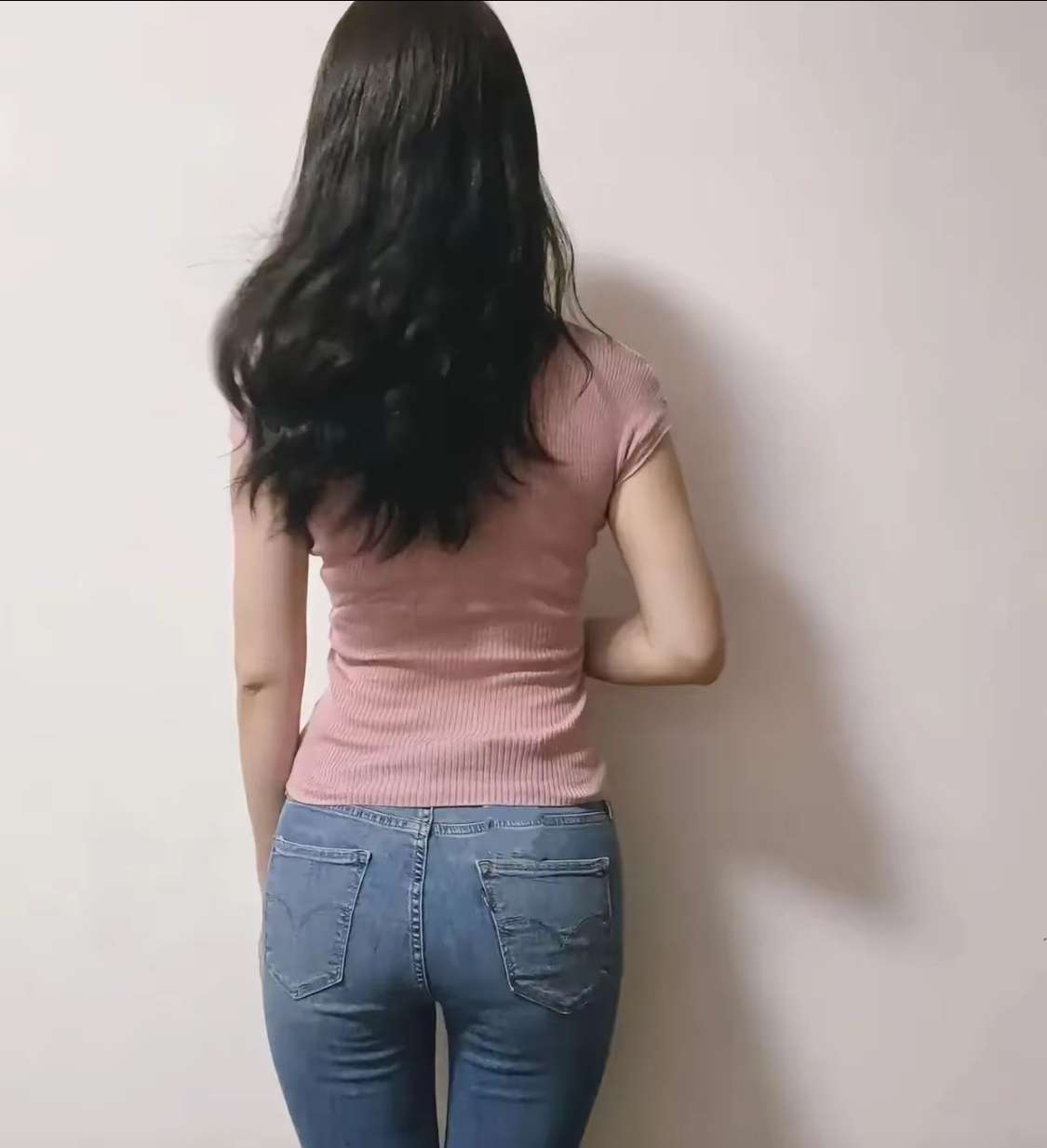 事实证明，女生穿牛仔裤比其他任何裤子都好看。