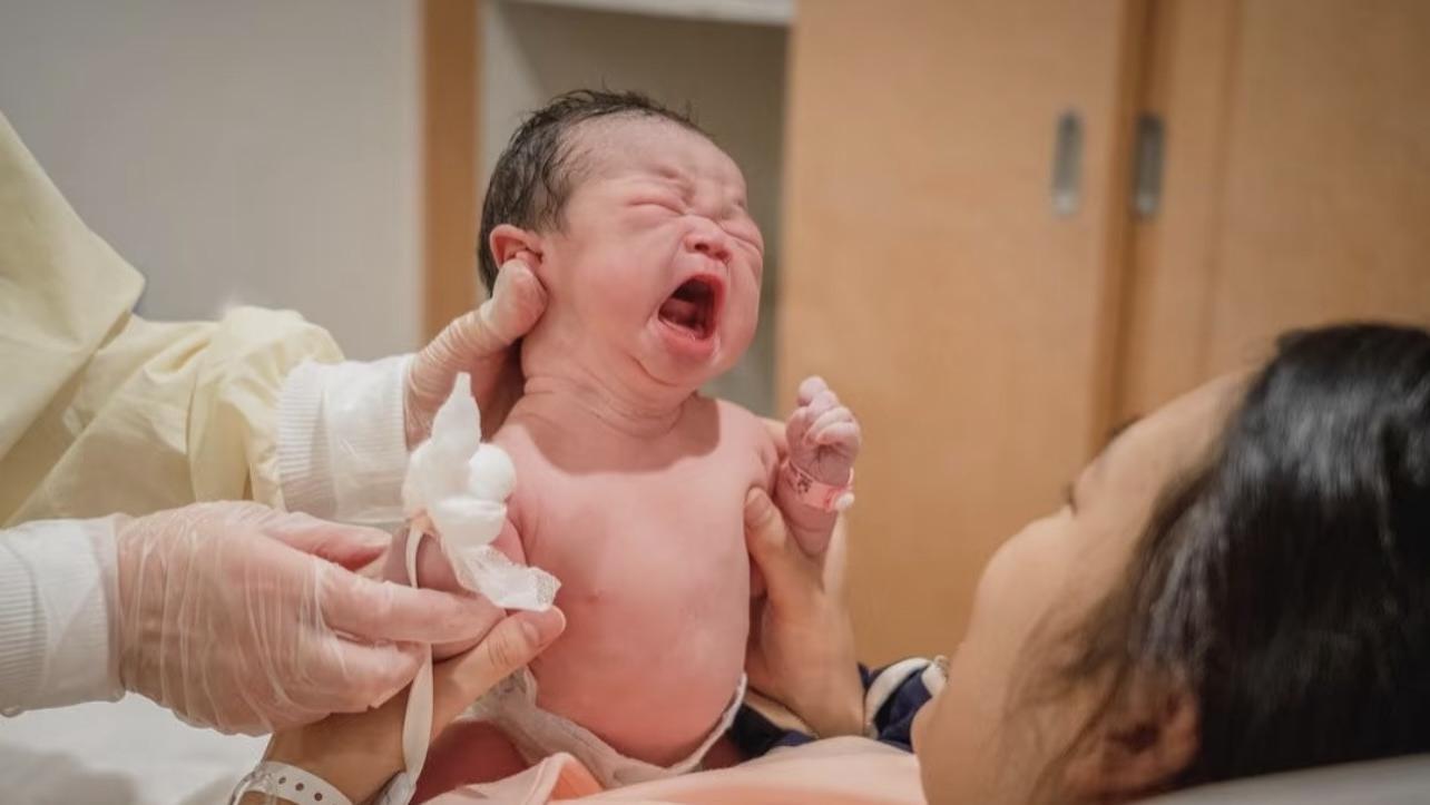 孩子一出生就有3个特征，说明在娘胎过得挺滋润，宝妈可以放心了