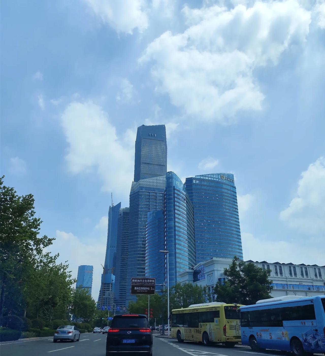 与钱有关系，我们出行都是飞机或者高铁商务座和一等座住四星级酒店，出门就是车到达景