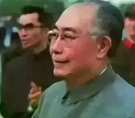 1992年，一天吴德坐在家里看电视，突然电视上播放的一则新闻引起了他的注意，在了