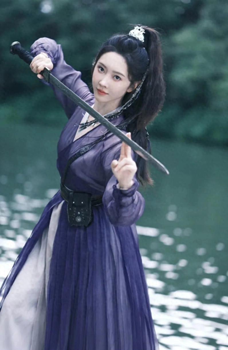 宣璐紫衣女侠造型：英姿飒爽、翩翩惊鸿
