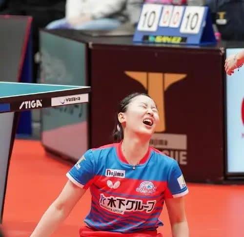 日本乒协哭晕在厕所。万万没想到，重金砸出的张本美和澳门八强都没挤进去。决胜局12