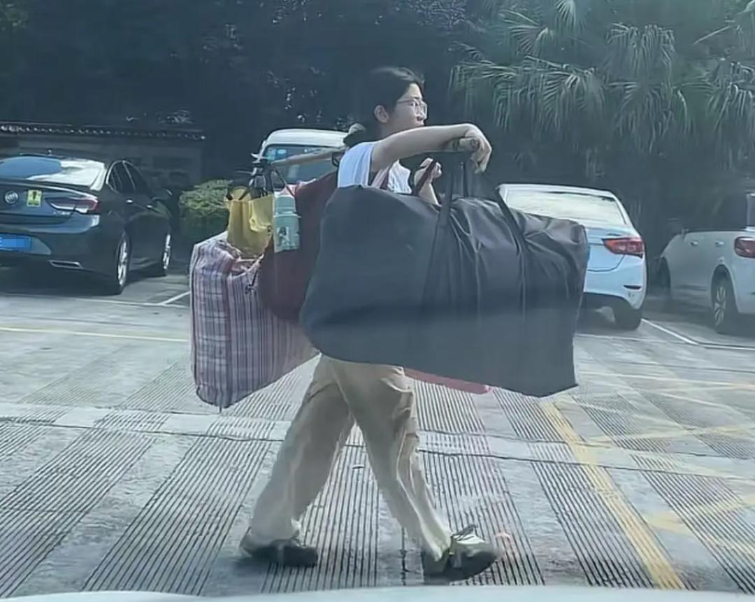 会用扁担而且愿意使用扁担的高中生就这么一个，太稀有了！
 
人民还是怀念过去怀念