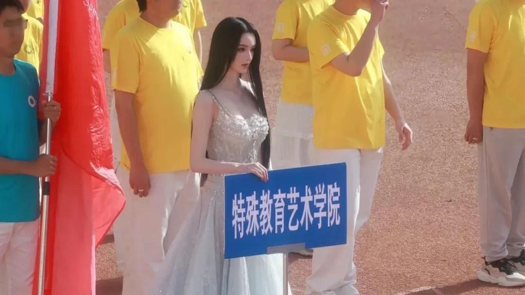 被挂上热搜的“西安美院举牌女生”，撕开了当下社会最病态的现象