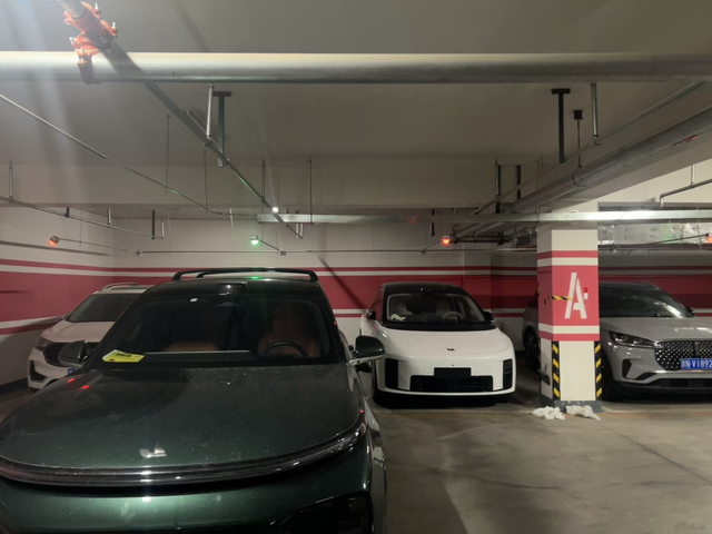 你别说在车库里拍照还真不多
翻找手机里1万张照片还真没找到多少张地库拍照车辆的照