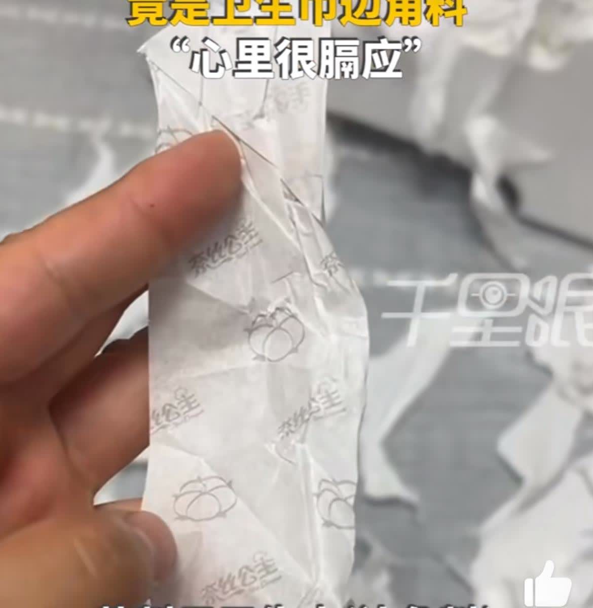 一箱桃子垫纸惊现卫生巾，这是啥缺德商家。江苏南通钱姓女子在某水果店买了一箱桃子，
