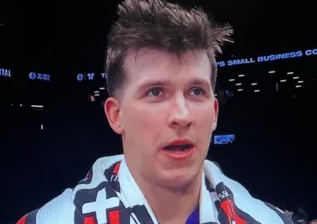 NBA常规赛，湖人以125-109大胜篮网。
赛后，湖人球员奥斯汀-里夫斯接受媒