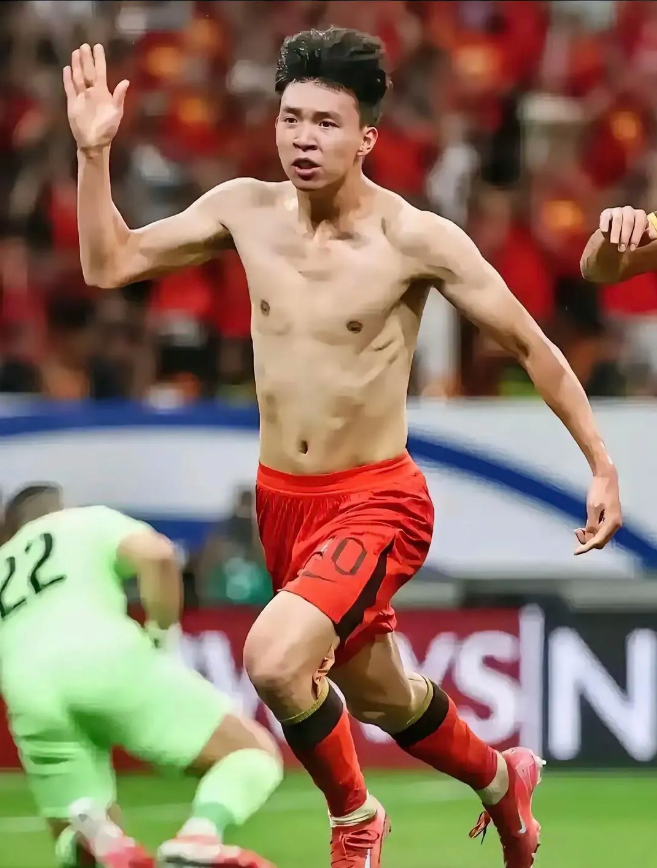 这个点球踢进去了，国足兴奋的满场奔跑，不知道的还以为是接下来要捧起大力神杯呢！