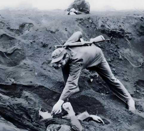 1945年，硫磺岛战役中，一名日本士兵躲藏在岩洞里不断地向美军打冷枪，美军只闻其