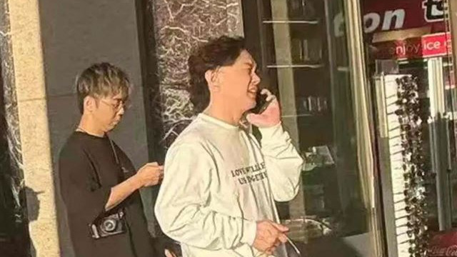 50岁陈奕迅现身悉尼，装扮不拘一格，为演唱会做准备，黑T男抢镜