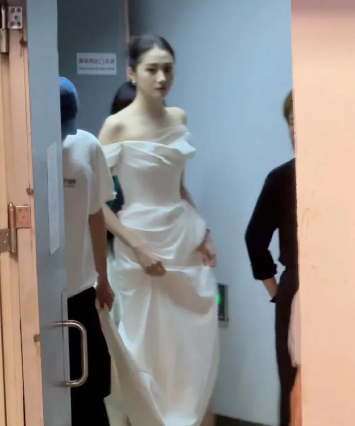#关晓彤这身段也太绝了吧# 娘亲啊！这美劲儿直接把我晃了个七荤八素[苦涩][苦涩