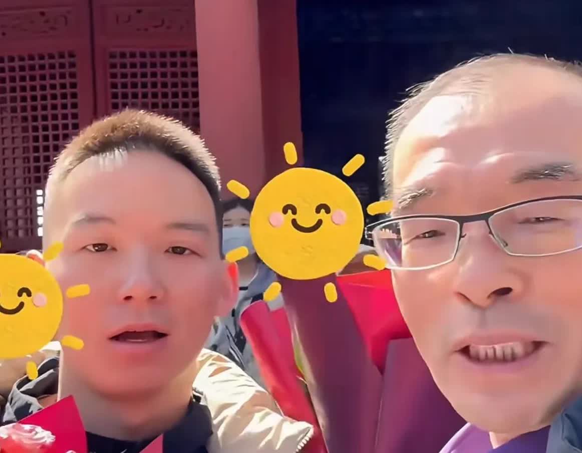 谢浩南在对老爸和老妈态度上确实还挺明显的啊！
一大早就看见谢浩南陪老爸来泰安还