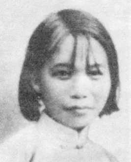 1943年，许如梅被日本人抓住，把她绑在一颗大树上，拽住头发，使劲把她的头往大树