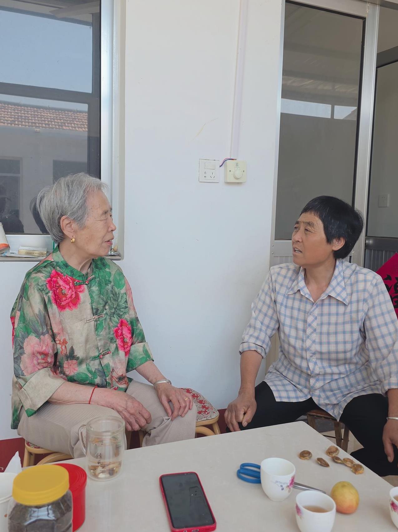 两个嫂子口味不一样……
这个送那个送，最近家里的杏儿一包接一包，我一个也不敢吃。