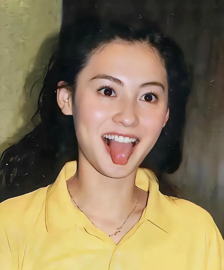 服了！
舌头都这么美！
王菲有她俏皮可爱吗？