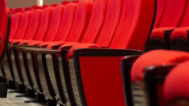 礼堂椅的无障碍设计需满足哪些规范？