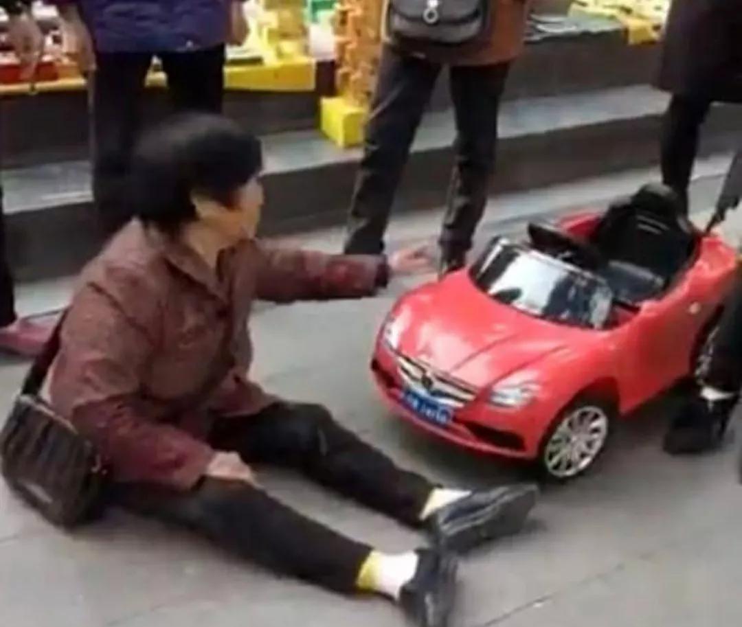 有人说，老人变坏了，他们碰瓷、霸坐、讹人。有没有一种可能，他们就是六十年前打砸抢